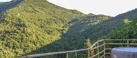 Banyera d'hidromassatge a l'aire lliure