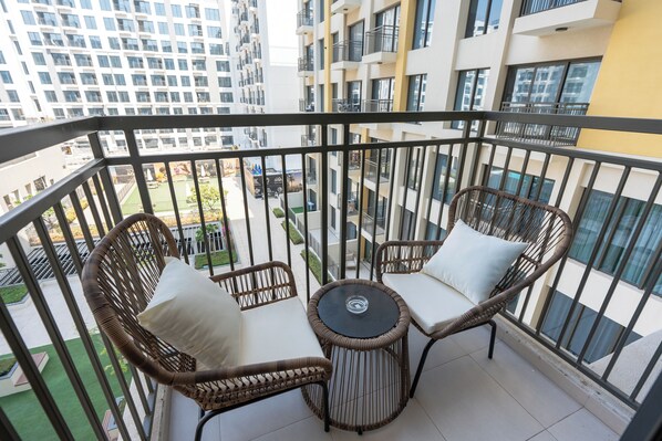 Luksushuoneisto, 1 makuuhuone, näköala uima-altaalle | Parveke