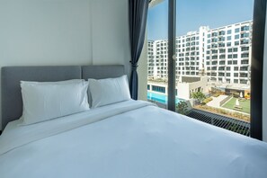 Luksushuoneisto, 1 makuuhuone, näköala uima-altaalle | Pimennysverhot, silitysrauta/-lauta, ilmainen Wi-Fi, vuodevaatteet