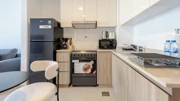 Luxury Apartment, 1 Bedroom, Pool View | Private kitchenette | Fridge, microwave, oven, stovetop