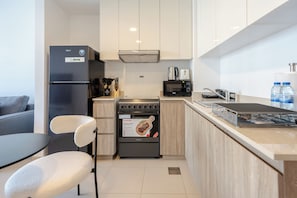 Appartement Luxe, 1 chambre, vue piscine | Coin cuisine privé
