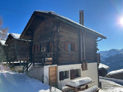 Functional apartment in the center of the old village of Chandolin, for 2 to 4 people.Outside: 2.5-r