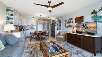 Lägenhet - 1 queensize-säng med bäddsoffa - lanai - havsutsikt (Kona Isle E21) | Vardagsrum | 42-tums platt-tv med digitalkanaler