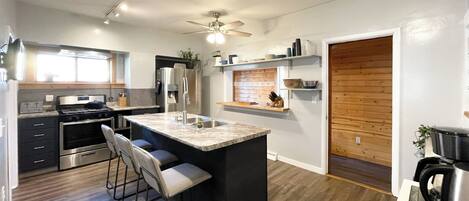 Mikroaaltouuni, uuni, liesi, astianpesukone