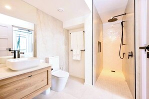 Casa, 3 quartos, piscina particular, vista para o jardim | Banheiro