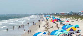 Oak Island Cottage-Walk to Beach- Sleeps 4