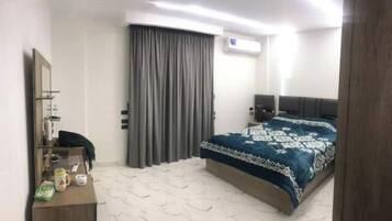 2 bedrooms, iron/ironing board, internet, bed sheets