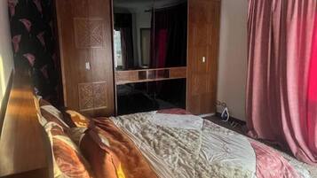 2 bedrooms, iron/ironing board, WiFi