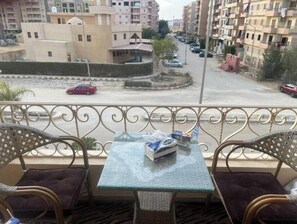 تناول الطعام بالخارج