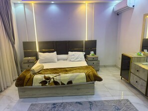 2 bedrooms, iron/ironing board, WiFi