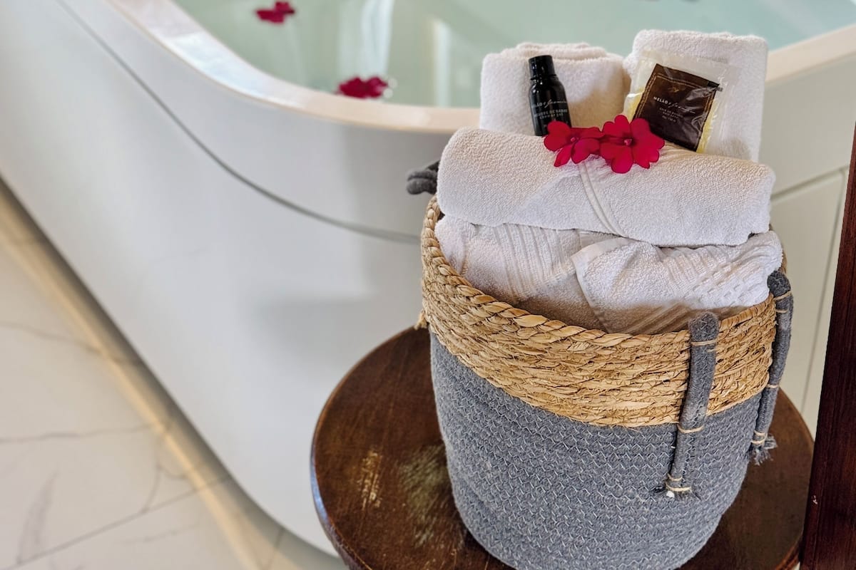 Quarto casal superluxo, sacada, vista para o jardim | Banheira de hidromassagem