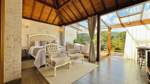 Escritorio, espacio para trabajar con laptop y wifi gratis 