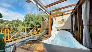 Escritorio, espacio para trabajar con laptop y wifi gratis 