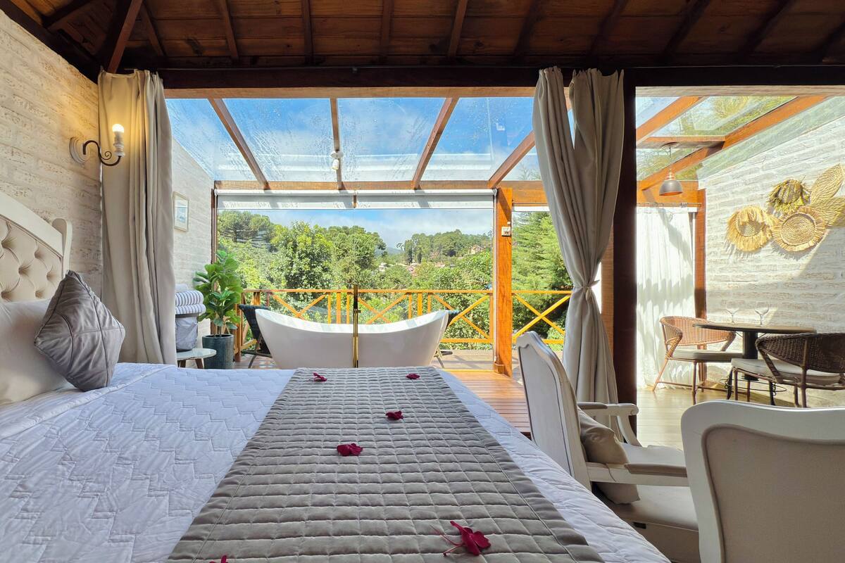 Bangalô superluxo, 1 cama King, vista para a montanha, no piso térreo | Escrivaninha, espaço de trabalho para notebook, Wi-Fi de cortesia