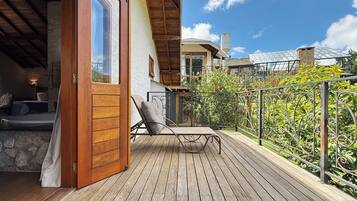 Deluxe tweepersoonskamer, uitzicht op tuin | Terras