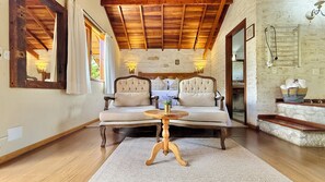 Quarto casal luxo, vista para o jardim | Escrivaninha, espaço de trabalho para notebook, Wi-Fi de cortesia