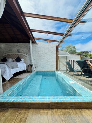 Meja kerja, ruang kerja ramah laptop, dan Wi-Fi gratis