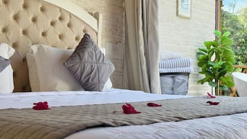 Luxe bungalow, 1 kingsize bed, uitzicht op bergen, op benedenverdieping | Een bureau, een laptopwerkplek, gratis wifi