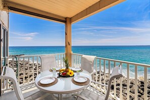 公寓客房, 1 張特大雙人床和 1 張沙發床, 夏威夷式陽台, 海景 (Sea Village 1103) | 客房景觀