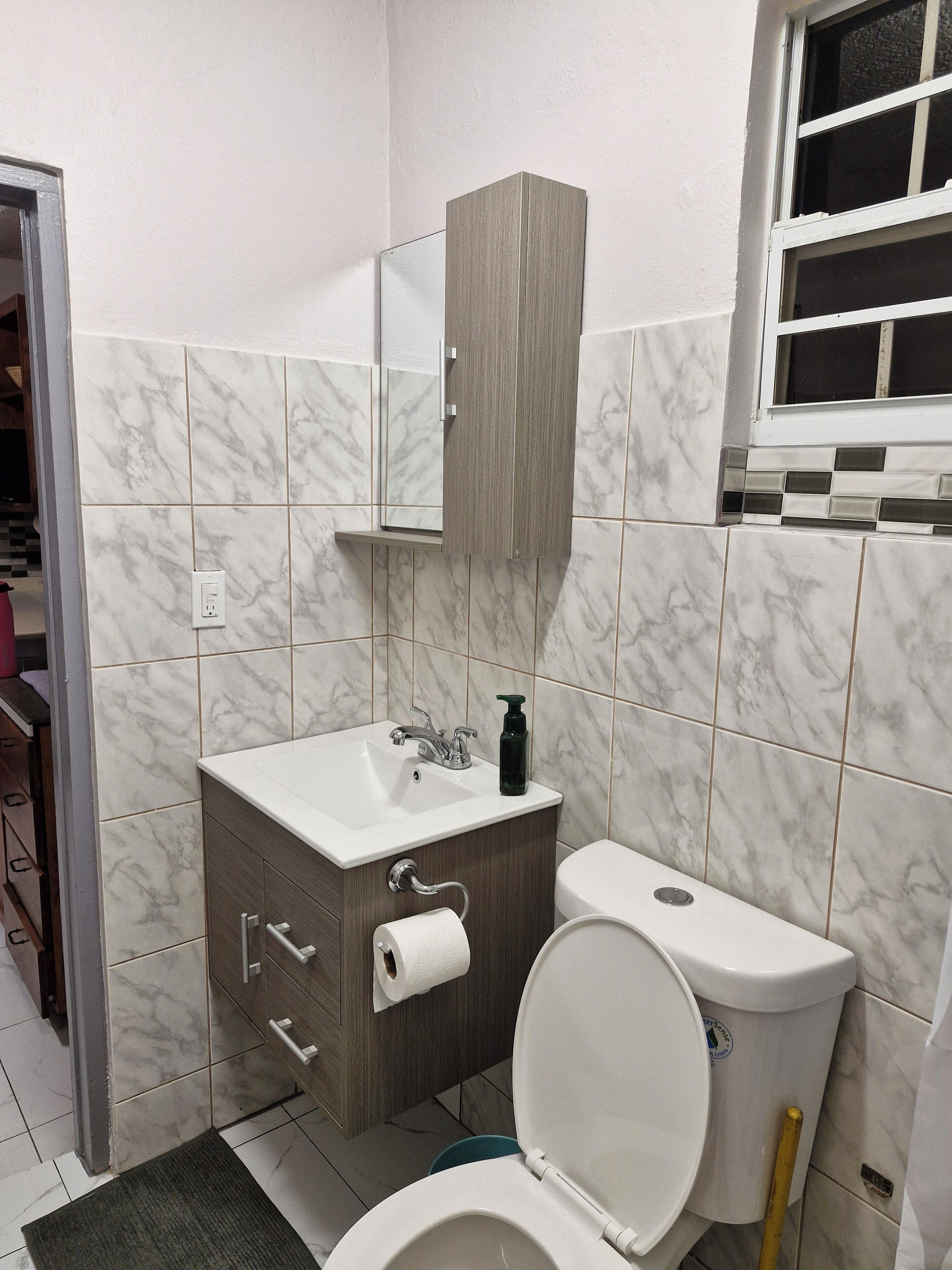 Douche, sèche-cheveux, serviettes fournies, savon