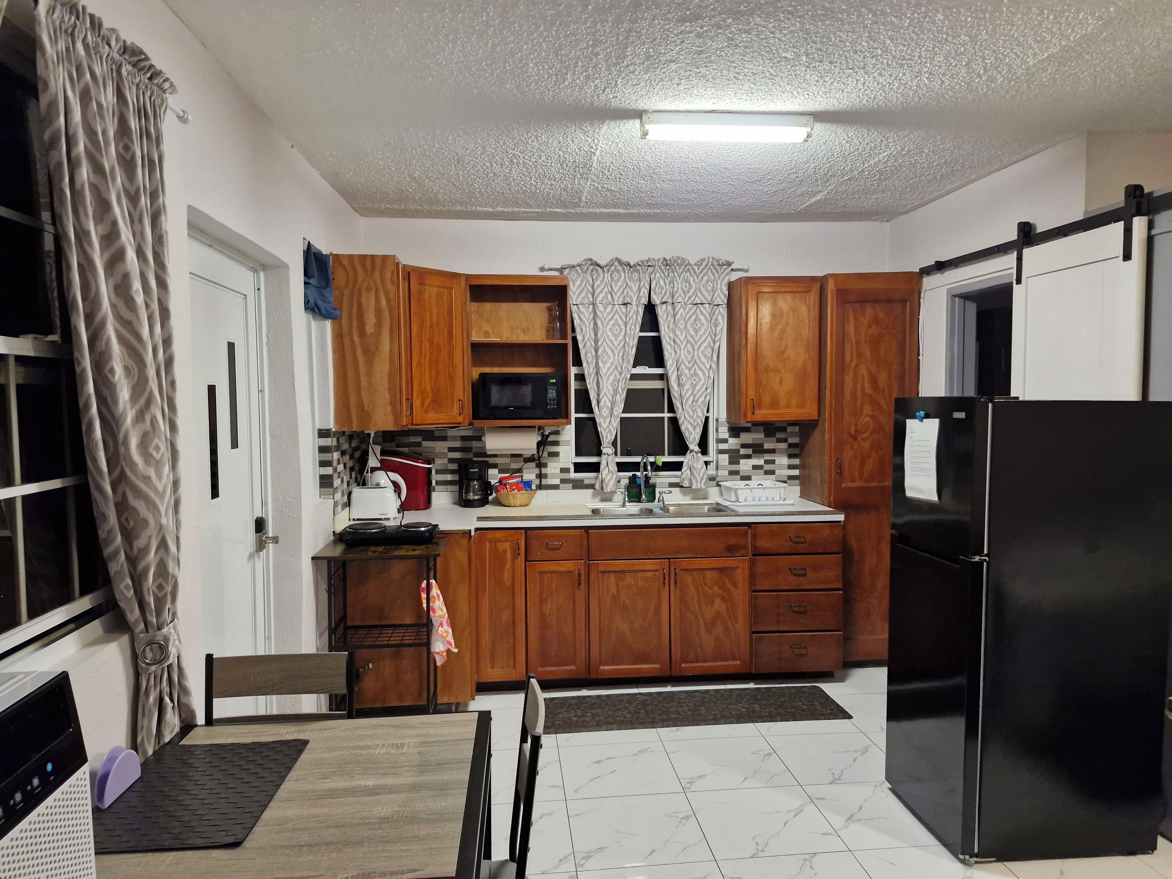 冷蔵庫、電子レンジ、コンロ、コーヒー / ティーメーカー