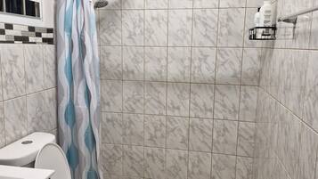 Dusche, Haartrockner, Handtücher, Seife