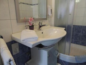 Douche, sèche-cheveux, serviettes fournies, papier toilette