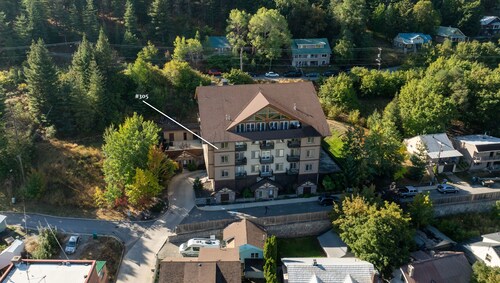 2Brm Mountain-View Getaway, Indoor Parking, WiFi, Sauna & Jacuzzi Tub