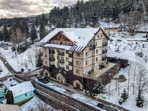 Alpine 2Bdrm Suite: Fireplace, Views, Sauna & Indoor Parking