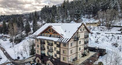 2Brm Mountain-View Getaway, Indoor Parking, WiFi, Sauna & Jacuzzi Tub