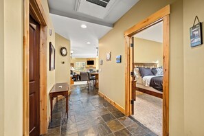 2 habitaciones, escritorio y tabla de planchar con plancha 