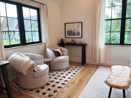 Escritorio y espacio para trabajar con laptop 