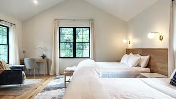 Habitación cuádruple de lujo | Escritorio y espacio para trabajar con laptop