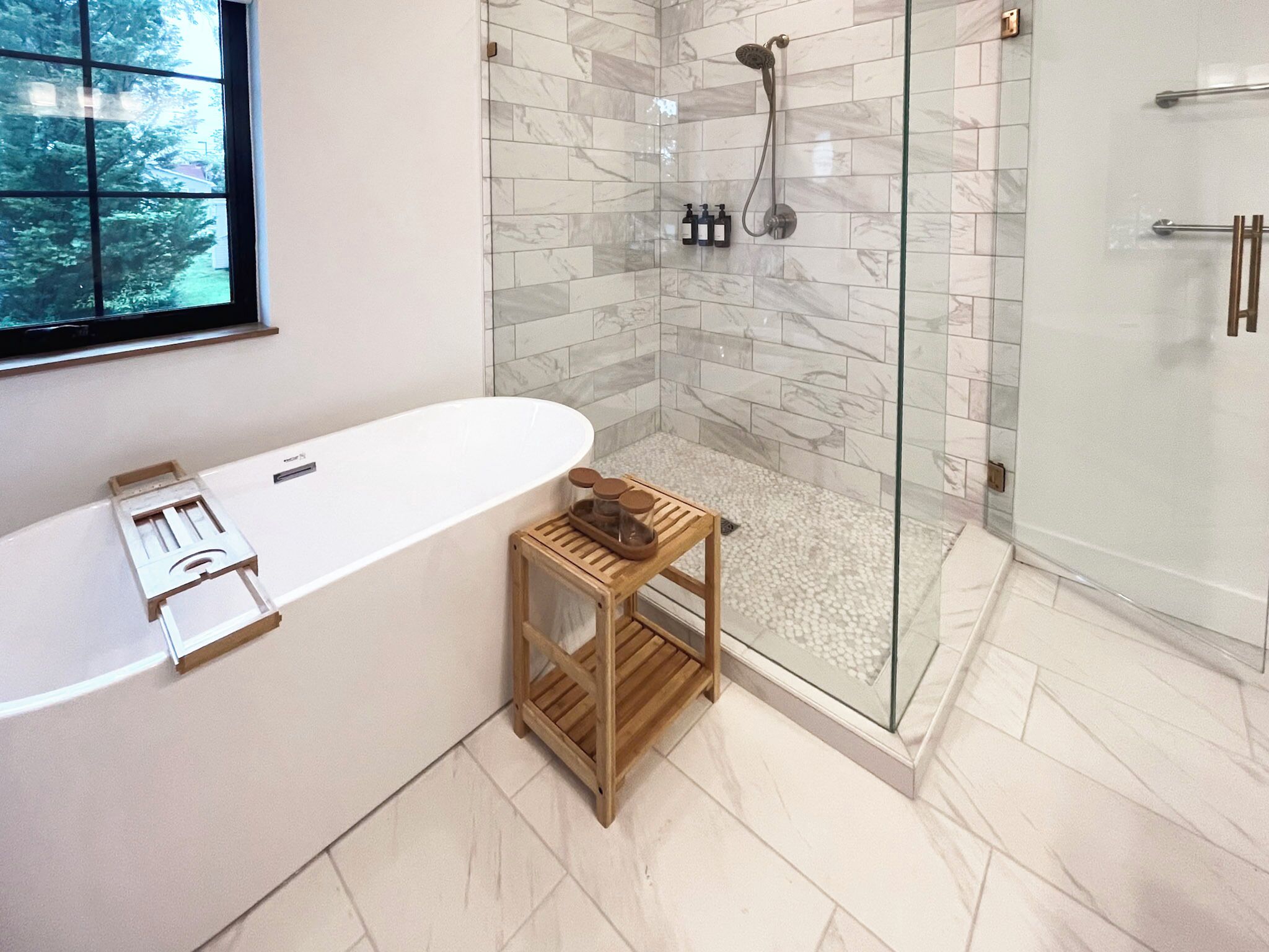 Quarto quádruplo superluxo | Banheiro | Produtos de toalete grátis, secador de cabelo, toalhas de banho 