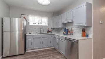 Fridge, microwave, stovetop, dishwasher