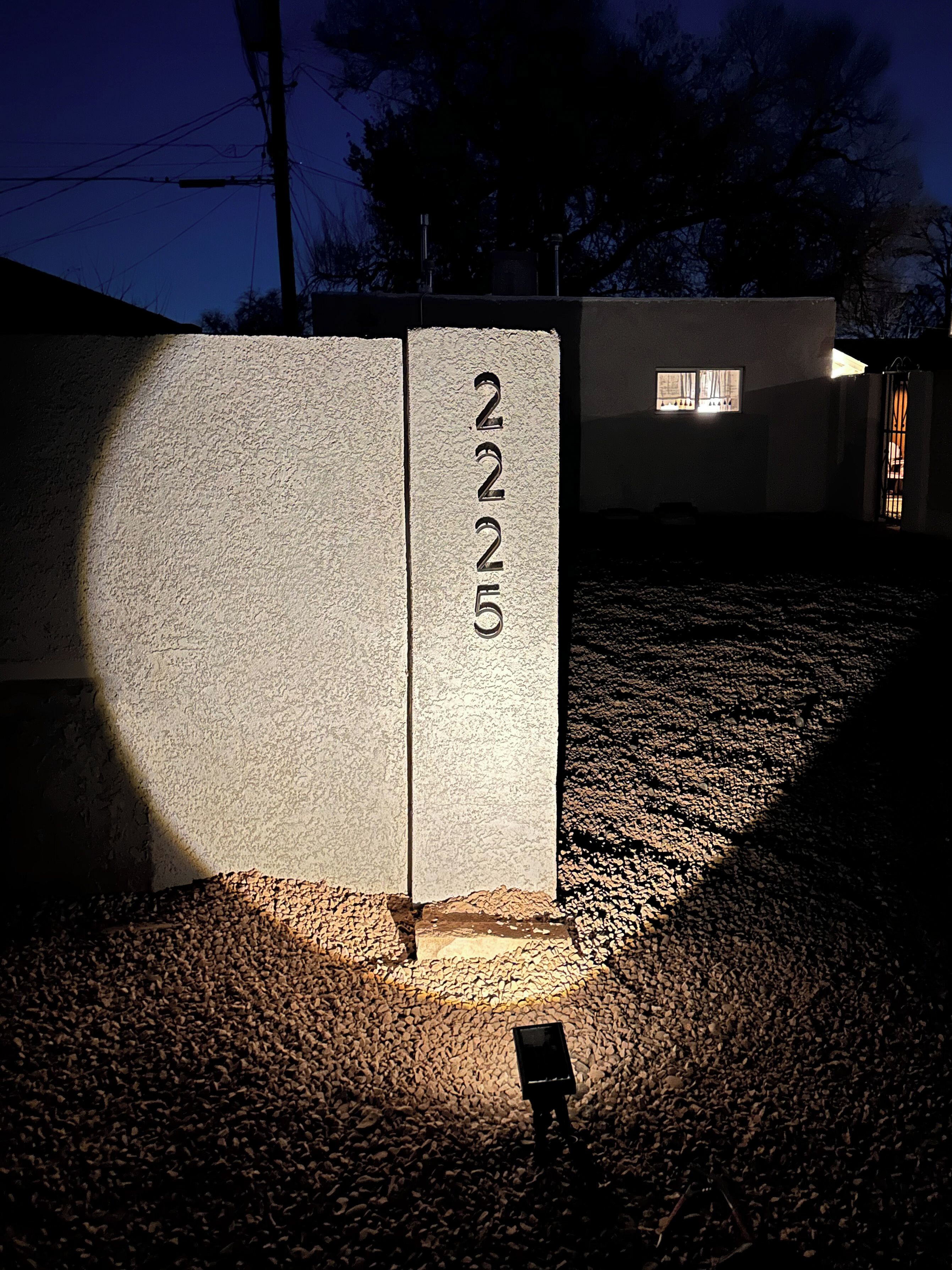 Un edificio con fachada de concreto y el número 225.