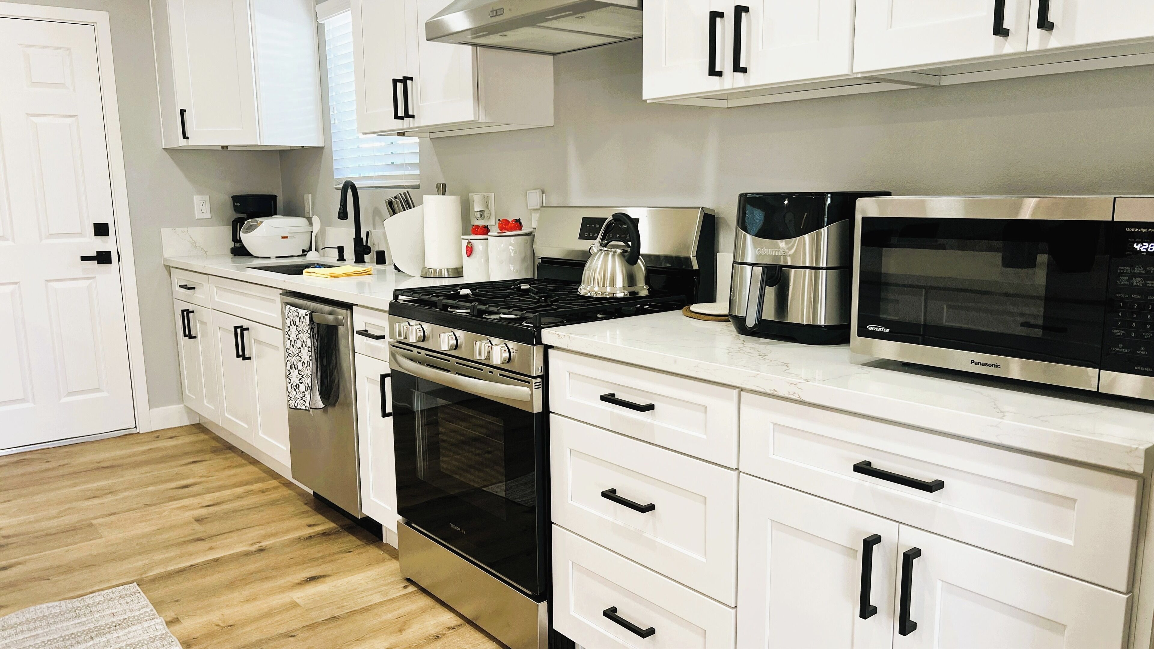 Een koelkast, een magnetron, een oven, een kookplaat