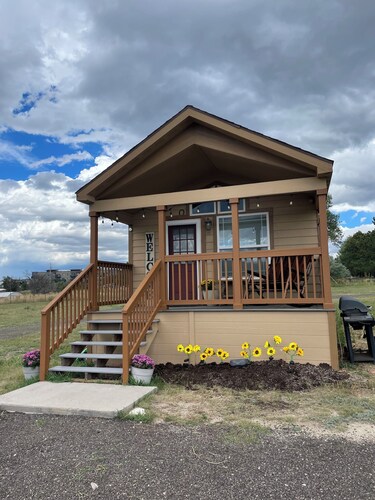 Cozy 1 King bedroom + loft cabin in charming Colorado Springs near USAFA