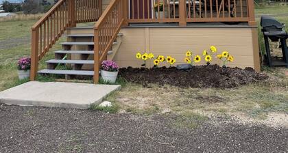 Cozy 1 King bedroom + loft cabin in charming Colorado Springs near USAFA