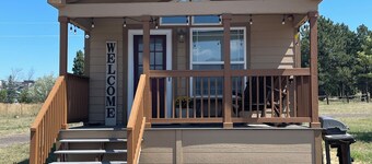 Cozy 1 King bedroom + loft cabin in charming Colorado Springs near USAFA