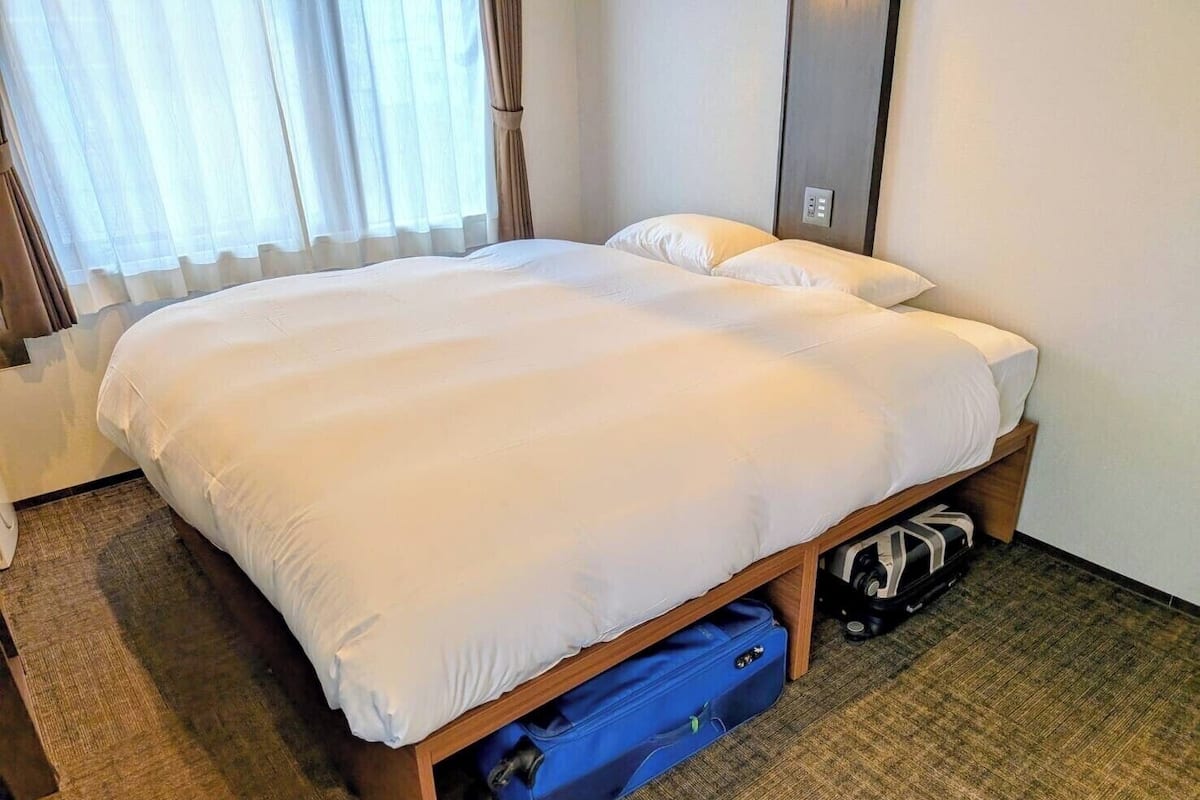 Chambre Double, 1 très grand lit, non-fumeurs, balcon | Bureau, rideaux occultants, fer et planche à repasser, Wi-Fi gratuit