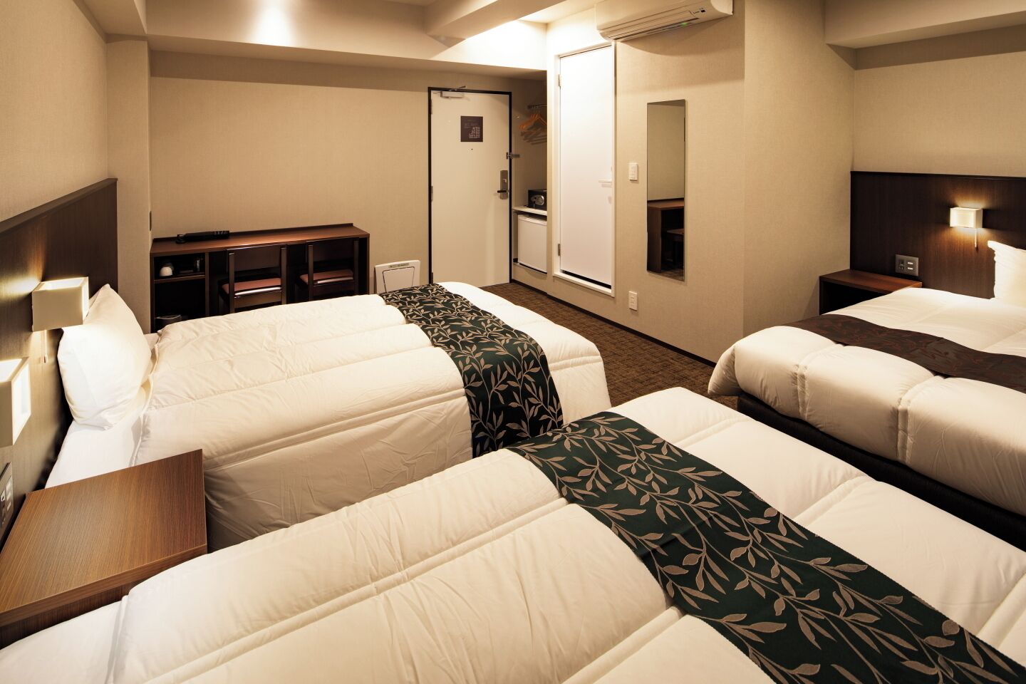 Driepersoonskamer, niet-roken | Een bureau, verduisterende gordijnen, een strijkplank/strijkijzer