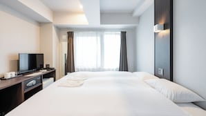 A hotel room with a large bed, a desk with a television, and a wall-mounted light. - Hotel Elite Kyoto Station (Kyoto)