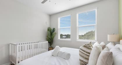 Sunny Beach Escape - Pool/Gym/Free Parking/Balcony