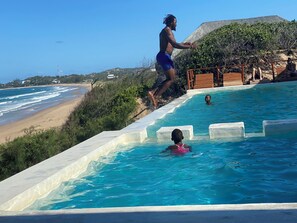 En la playa, arena blanca, toallas de playa