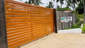 Una valla de madera con un letrero que indica Cosybe Villas Accommodation.
