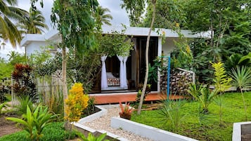 Tweepersoonskamer, uitzicht op tuin | Verduisterende gordijnen, een strijkplank/strijkijzer, gratis wifi