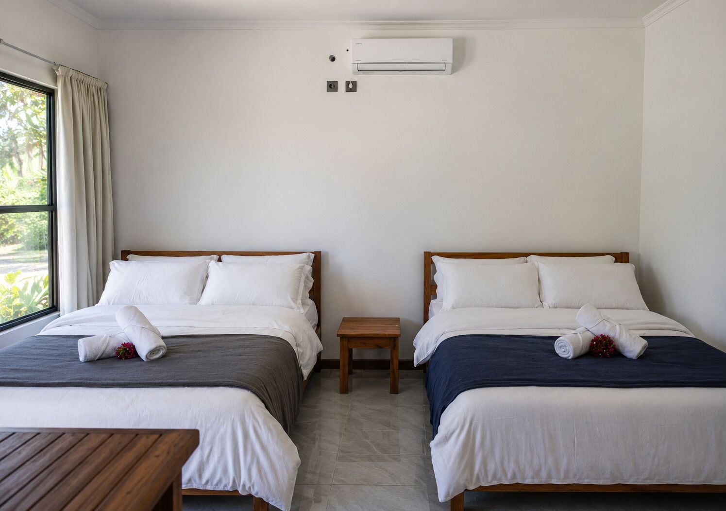 Vila, 1 quarto, varanda, vista para o jardim | Cortinas blackout, ferros/tábuas de passar roupa, Wi-Fi de cortesia