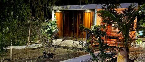 Quarto casal, vista para o jardim | Cortinas blackout, ferros/tábuas de passar roupa, Wi-Fi de cortesia