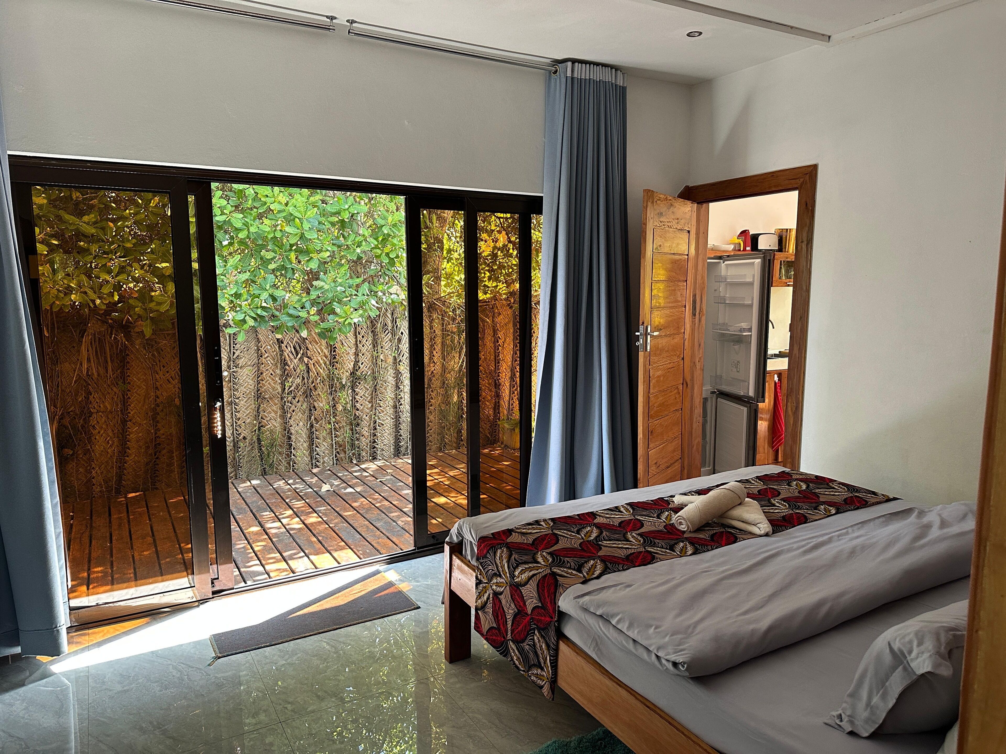 Cortinas blackout, tabla de planchar con plancha y wifi gratis 